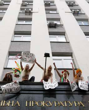 Nhóm FEMEN biểu tình yêu cầu những kẻ chịu trách nhiệm cho cái chết của Oksana phải bị trừng phạt.