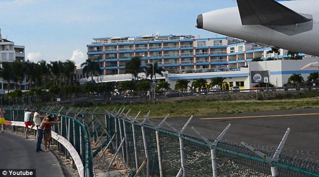 Đám đông tiến tới hàng rào của sân bay để hong tóc bằng động cơ phản lực Đám đông tiến tới hàng rào của sân bay để hong tóc bằng động cơ phản lực