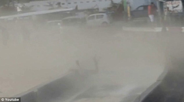 Cô gái trẻ bị thổi ngã đập đầu vào bức tường bê-tông với tốc độ có khả năng gây tử vong. Tuy nhiên, không rõ mức độ chấn thương của cô gái này sau sự cố. Cô gái trẻ bị thổi ngã đập đầu vào bức tường bê-tông với tốc độ có khả năng gây tử vong. Tuy nhiên, không rõ mức độ chấn thương của cô gái này sau sự cố.