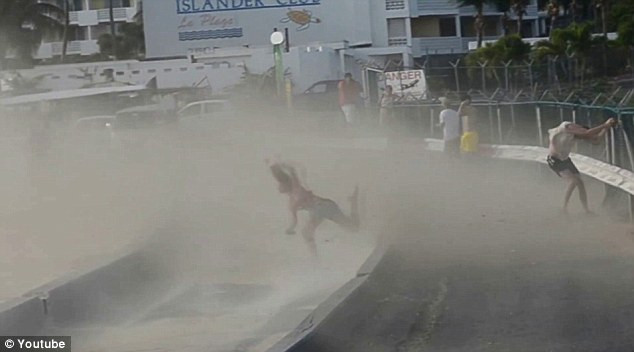 Trước khi ngã dúi xuống bức tường chắn thấp trên bãi biển Trước khi ngã dúi xuống bức tường chắn thấp trên bãi biển