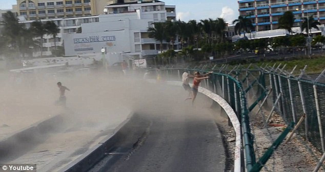 Một số du khách phải bỏ chạy vì "gió" quá mình Một số du khách phải bỏ chạy vì "gió" quá mình