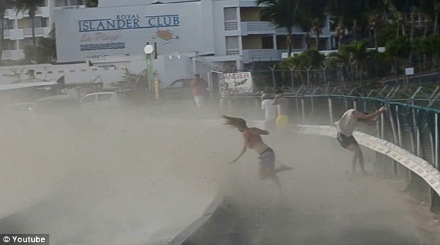 Cô gái đứng gần hàng rào bị thổi nghiên ngả... Cô gái đứng gần hàng rào bị thổi nghiên ngả...