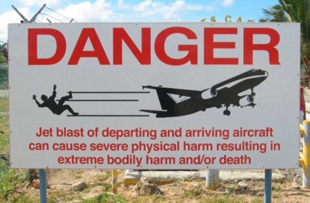 Biển cảnh báo đã được đặt tại khu vực quanh sân bay nhưng dường như vẫn không có nhiều du khách để tâm tới nó. Biển cảnh báo đã được đặt tại khu vực quanh sân bay nhưng dường như vẫn không có nhiều du khách để tâm tới nó.
