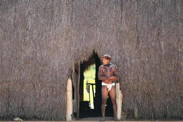 Một người Yawalapti đứng trước lều của mình ngày 7/5/2012 Một người Yawalapti đứng trước lều của mình ngày 7/5/2012