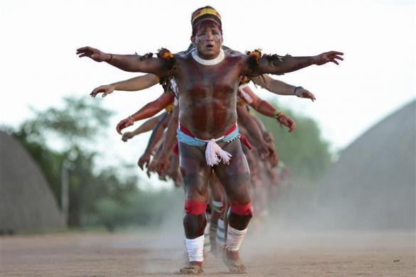 Thanh niên bộ lạc Yawalapiti nhảy múa trong công viên quốc gia Xingu, bang Mato Grosso, Brazil ngày 7/5/2012. Thanh niên bộ lạc Yawalapiti nhảy múa trong công viên quốc gia Xingu, bang Mato Grosso, Brazil ngày 7/5/2012.
