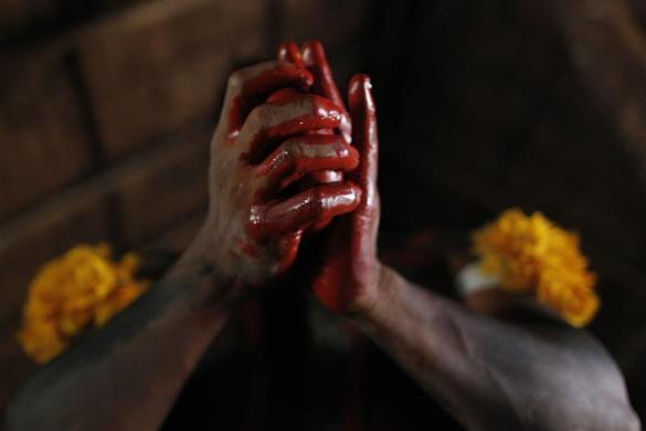 Một người Yawalapiti chuẩn bị vẽ mình theo phong tục truyền thống. Một người Yawalapiti chuẩn bị vẽ mình theo phong tục truyền thống.