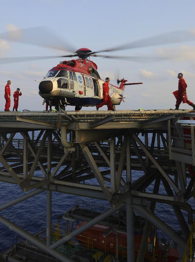 Giàn khoan dầu nước sâu khổng lồ Ocean Oil 981 của Trung Quốc. Ảnh Tân Hoa Xã chụp ngày 7/5. Giàn khoan dầu nước sâu khổng lồ Ocean Oil 981 của Trung Quốc. Ảnh Tân Hoa Xã chụp ngày 7/5.