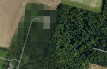 10. Tòa nhà duy nhất trong khu căn cứ không quân Reims của Pháp được làm mờ.