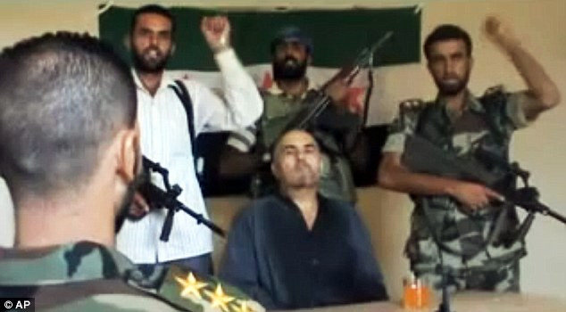 Người đàn ông có một số vết bần tím trên mặt và bị bao quanh bởi 3 tay súng trong cuộc thẩm ván. Người đàn ông có một số vết bần tím trên mặt và bị bao quanh bởi 3 tay súng trong cuộc thẩm ván.