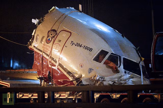 Đầu chiếc Tu-204 sau khi gặp nạn.
