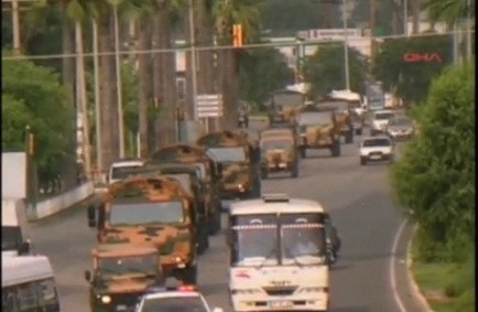 Đoàn xe quân sự Thổ Nhĩ Kỳ chở bệ phóng tên lửa và pháo tới các căn cứ gần biên giới Syria. Nguồn Telegraph