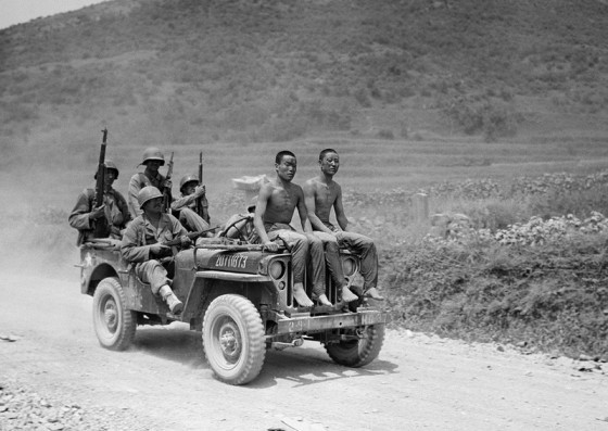 Hai binh sĩ Triều Tiên bị bắt sau một trận chiến gần sông Nakdong tháng 9/1950. Hai binh sĩ Triều Tiên bị bắt sau một trận chiến gần sông Nakdong tháng 9/1950.