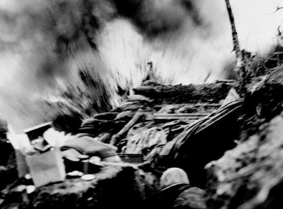 Một binh sĩ ẩn mình trong rãnh tháng 4/1952