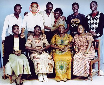 Tổng thống Obama trong chuyến thăm quê hương Kenya. Bà Sarah Hussein Onyango Obama (áo vàng, ngồi). Tổng thống Obama trong chuyến thăm quê hương Kenya. Bà Sarah Hussein Onyango Obama (áo vàng, ngồi).