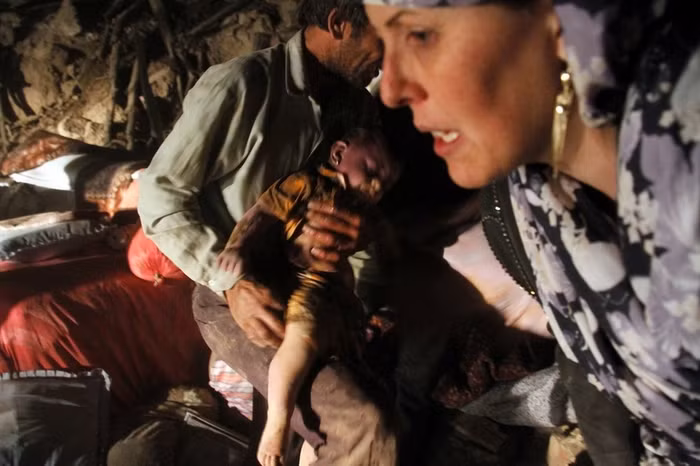 Người dân ở vùng thảm họa được giúp đỡ đưa ra khỏi hiện trường vụ động đất ngay sau khi nó xảy ra.