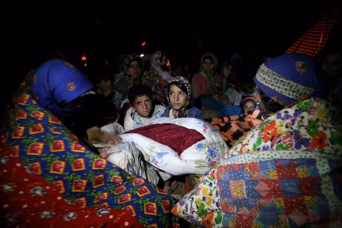 Người dân lâm vào cảnh màn trời chiếu đất sau khi động đất phá hủy nhà cửa của họ.