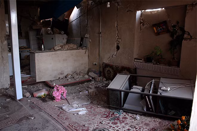 Động đất tàn phá nhà cửa của người dân địa phương.