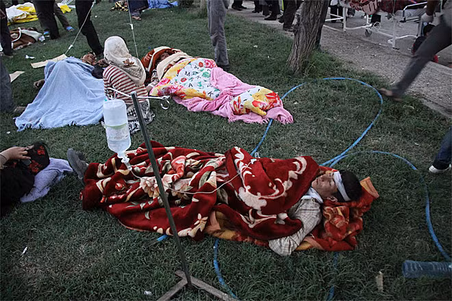 Nạn nhân của trận động đất kép nằm bên ngoài sân bệnh viện ở Ahar.