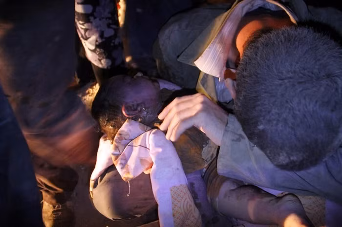 Một em bé Iran thiệt mạng trong trận động đất kép tấn công khu vực tây bắc nước này cuối ngày 11/8.