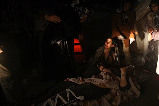 Hàng ngàn người bị thương do động đất đang chờ được cứu chữa.