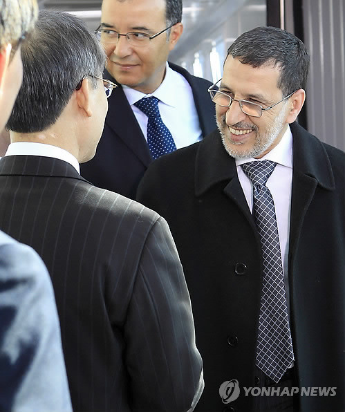 Bộ trưởng Bộ Ngoại giao Ma-rốc Saad-Eddine El Otmani (phải) đến sân bay quốc tế Incheon ngày 25/3