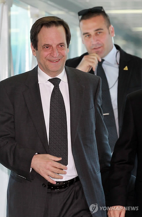 Phó Thủ tướng Israel Dan Meridor (trái) đến sân bay quốc tế Incheon ngày 25/3