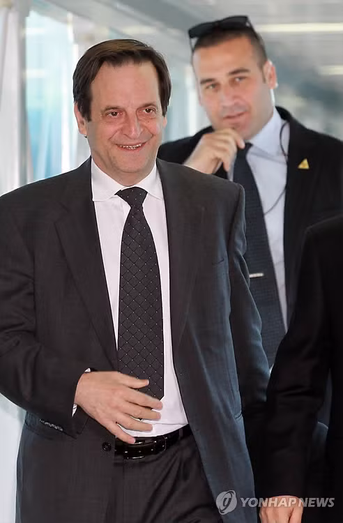 Phó Thủ tướng Israel Dan Meridor (trái) đến sân bay quốc tế Incheon ngày 25/3