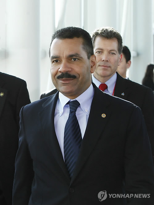 Giám đốc Interpol Ronald Noble đến tại sân bay quốc tế Incheon ngày 25/3