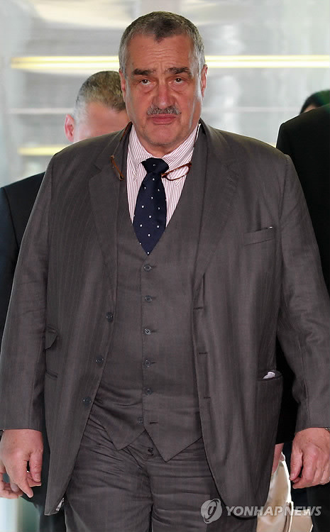 Ngoại trưởng Séc Karel Schwarzenberg đến tại sân bay quốc tế Incheon ngày 25/3
