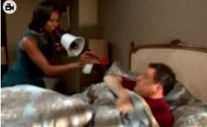 Bà Obama đánh thức Kimmel bằng loa và kèn trong đoạn video hài kịch.