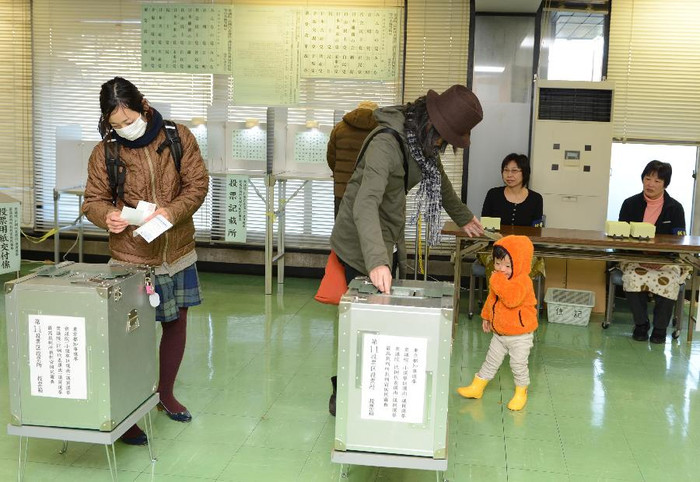 Quay trở lại chính trường, ông Abe tuyên bố sẽ sử dụng việc chi tiêu công nhằm nỗ lực chấm dứt 20 năm kinh tế trì trệ, và rằng năng lượng hạt nhân có vai trò trong tương lai thiếu nguồn nhiên liệu của Nhật Bản, bất chấp việc đã xảy ra thảm họa hạt nhân tại Fukushima hồi năm ngoái. Quay trở lại chính trường, ông Abe tuyên bố sẽ sử dụng việc chi tiêu công nhằm nỗ lực chấm dứt 20 năm kinh tế trì trệ, và rằng năng lượng hạt nhân có vai trò trong tương lai thiếu nguồn nhiên liệu của Nhật Bản, bất chấp việc đã xảy ra thảm họa hạt nhân tại Fukushima hồi năm ngoái.