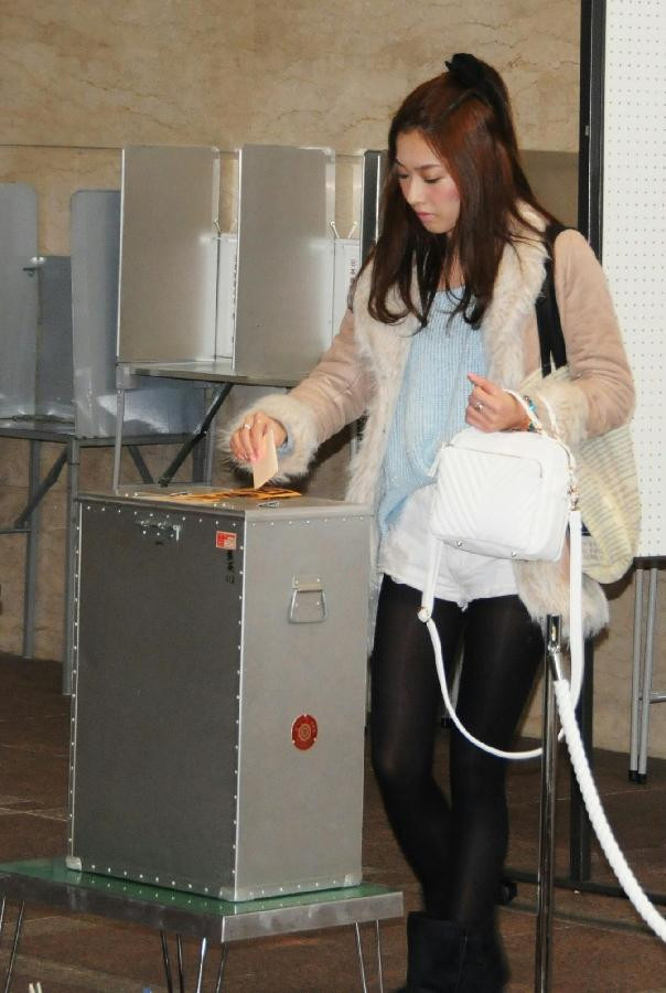 Nhiều cử tri vẫn đang lưỡng lự trong việc chọn lựa bỏ phiếu cho ai. Nhiều cử tri vẫn đang lưỡng lự trong việc chọn lựa bỏ phiếu cho ai.