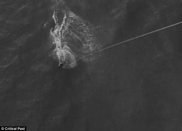 Thời điểm con cá mập đớp miếng mồi được nối với móc câu. Thời điểm con cá mập đớp miếng mồi được nối với móc câu.