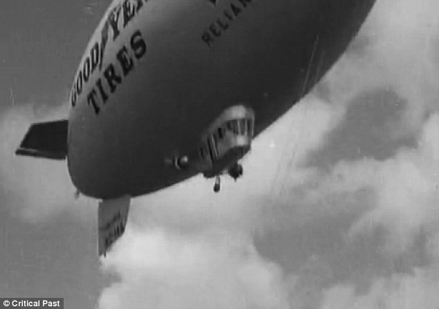 Tuy nhiên, móc câu này được thả từ một chiếc khinh khí cầu chứ không phải một chiếc thuyền. Tuy nhiên, móc câu này được thả từ một chiếc khinh khí cầu chứ không phải một chiếc thuyền.