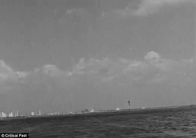 Và từ từ được nhấc bổng lên không trung. Và từ từ được nhấc bổng lên không trung.