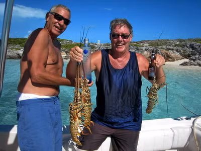 Khách du lịch lặn bắt tôm hùm trên đảo Turtle Khách du lịch lặn bắt tôm hùm trên đảo Turtle