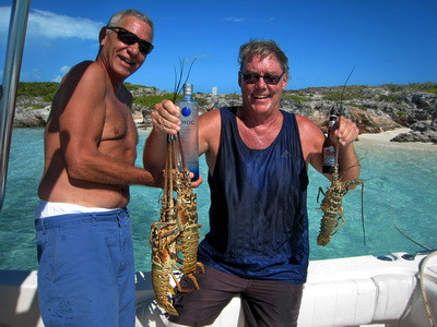 Khách du lịch lặn bắt tôm hùm trên đảo Turtle