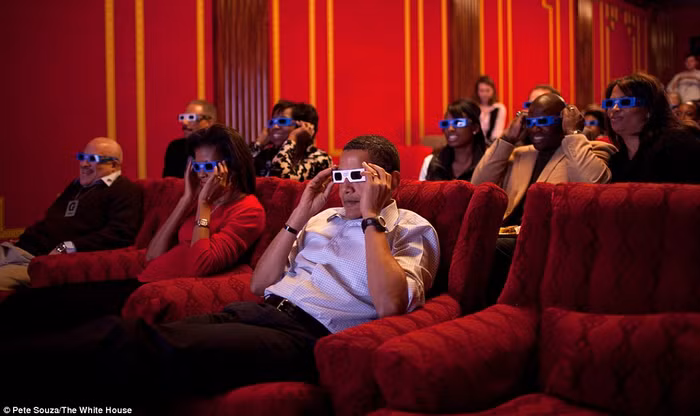 Tổng thống Barack Obama và Đệ nhất phu nhân Michelle Obama đeo kính 3-D xem một phim quảng cáo trong rạp chiếu phim gia đình của Nhà Trắng.