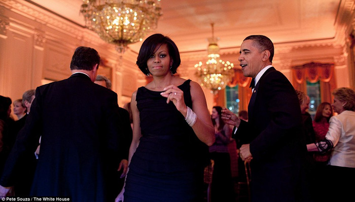 Tổng thống Obama và Đệ nhất phu nhân Michelle Obama khiêu vũ cùng nhau trong Phòng Đông của Nhà Trắng ngày 21/2/2010. Tổng thống Obama và Đệ nhất phu nhân Michelle Obama khiêu vũ cùng nhau trong Phòng Đông của Nhà Trắng ngày 21/2/2010.