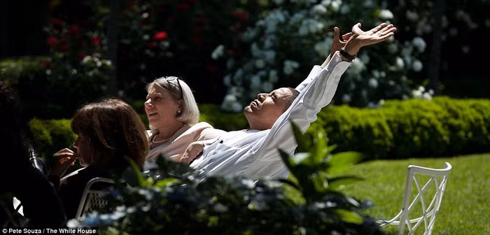 Tổng thống Obama vươn vai thư giãn trong một cuộc họp với các cố vấn cấp cao tại Vườn Hồng.