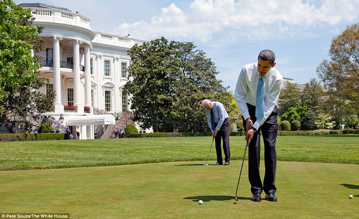 Tổng thống Barack Obama và Phó Tổng thống Joe Biden chơi golf trong khuôn viên Nhà Trắng ngày 24 tháng 4 năm 2009. Tổng thống Barack Obama và Phó Tổng thống Joe Biden chơi golf trong khuôn viên Nhà Trắng ngày 24 tháng 4 năm 2009.