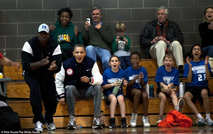 Hai huấn luyện viên cho đội bóng rổ của Sasha Obama đã không thể có mặt tại trận đấu nên Tổng thống và trợ lý riêng của ông, Reggie Love, đã thế vào vị trí này hồi tháng 2. Hai huấn luyện viên cho đội bóng rổ của Sasha Obama đã không thể có mặt tại trận đấu nên Tổng thống và trợ lý riêng của ông, Reggie Love, đã thế vào vị trí này hồi tháng 2.