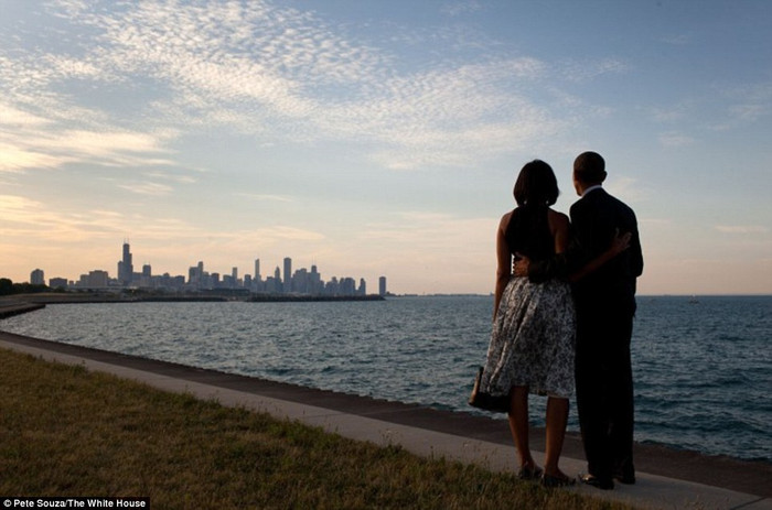 Tổng thống Obama và Đệ nhất phu nhân nhìn về phía đường chân trời thành phố và hồ Michigan tại Burnham Park ở Chicago. Tổng thống Obama và Đệ nhất phu nhân nhìn về phía đường chân trời thành phố và hồ Michigan tại Burnham Park ở Chicago.