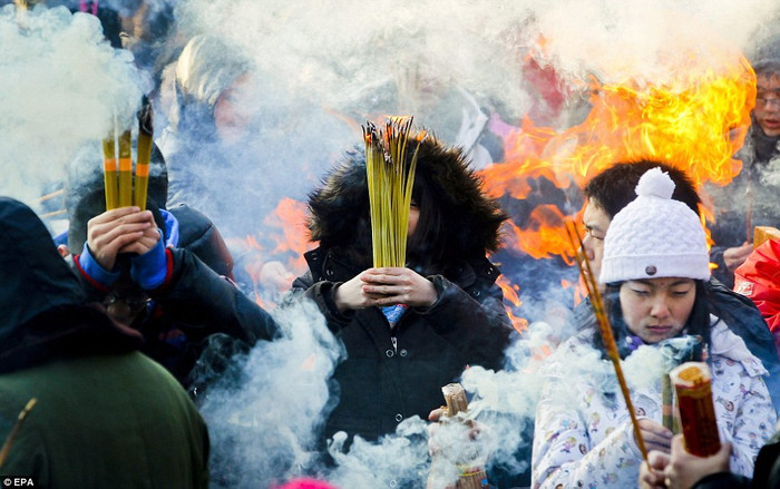 Người dân đi lễ chùa Lama, Bắc Kinh, Trung Quốc Người dân đi lễ chùa Lama, Bắc Kinh, Trung Quốc