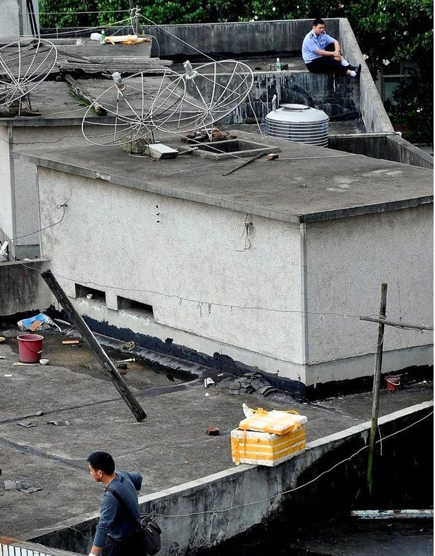 Trong cùng ngày hôm đó, người đàn ông này đến sở cảnh sát địa phương thú nhận hành vi phạm tội của mình. Trong cùng ngày hôm đó, người đàn ông này đến sở cảnh sát địa phương thú nhận hành vi phạm tội của mình.