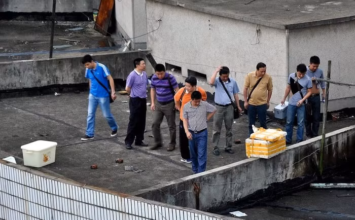 Sau khi giết hại vợ, người chồng độc ác đã chặt nhỏ thi thể của cô, muối trong một chiếc hộp xốp màu trắng và giấu trong bể nước của tòa nhà chung cư.