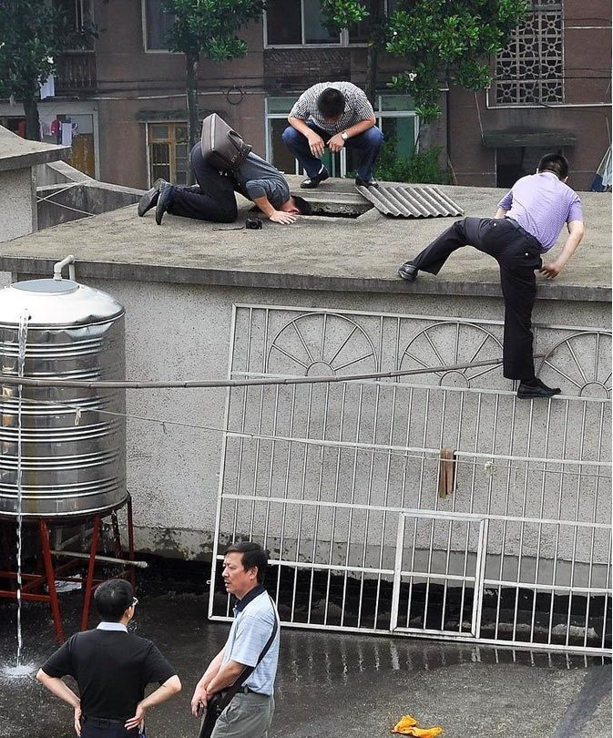 Tuy nhiên, hộp xác của người vợ chỉ được người dân phát hiện sau đó do mùi hôi thối bốc ra từ tử thi đang phân hủy. Tuy nhiên, hộp xác của người vợ chỉ được người dân phát hiện sau đó do mùi hôi thối bốc ra từ tử thi đang phân hủy.