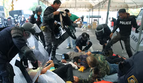 132 người biểu tình quá khích đã bị bắt giữ.