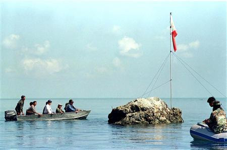 Một nhóm các nhà nghiên cứu và quân sự Philippines tới bãi cạn Scarborough. Ảnh Reuters Một nhóm các nhà nghiên cứu và quân sự Philippines tới bãi cạn Scarborough. Ảnh Reuters