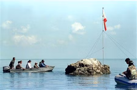 Một nhóm các nhà nghiên cứu và quân sự Philippines tới bãi cạn Scarborough. Ảnh Reuters